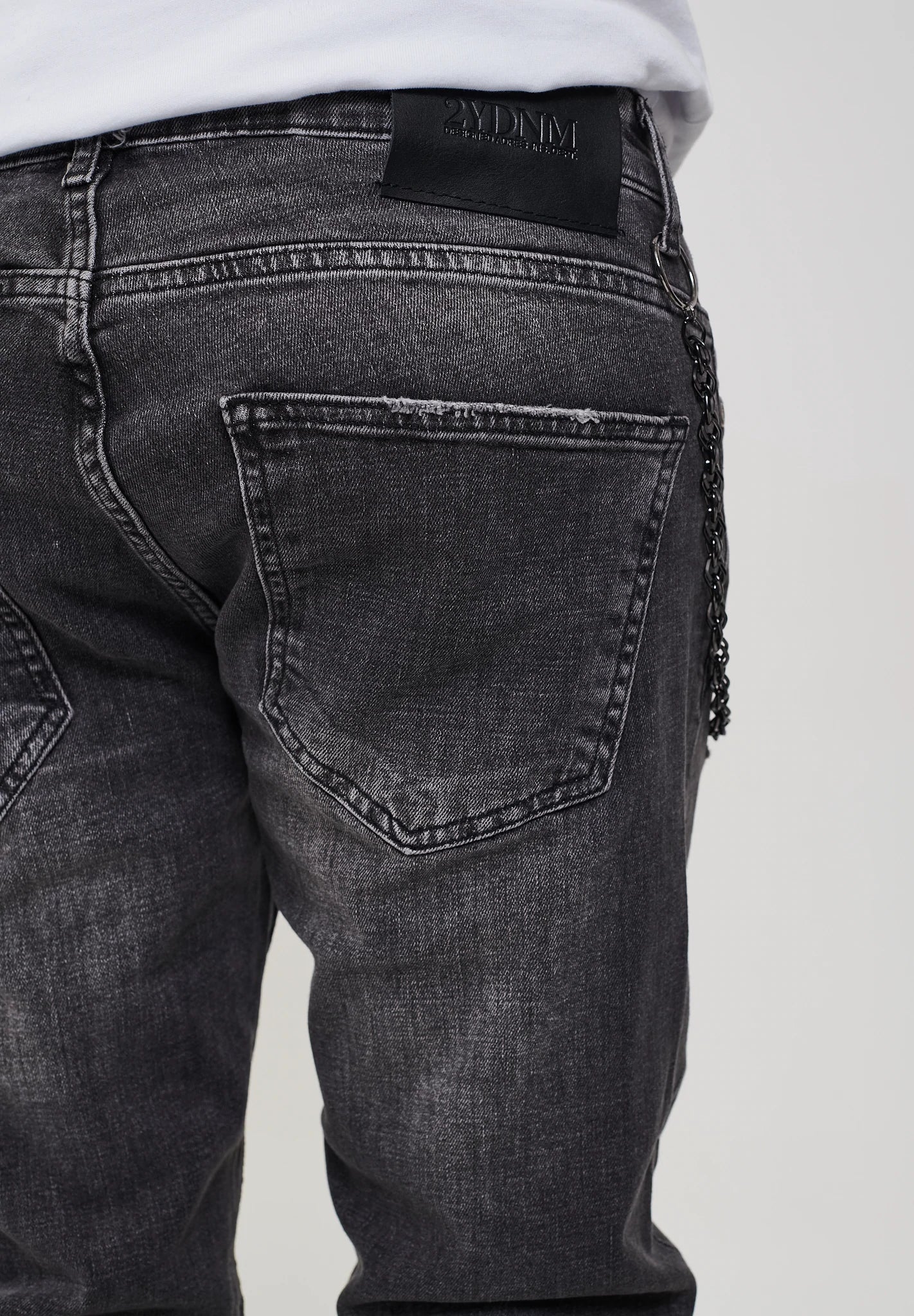 DESTROYED TAPERED FIT JEANS